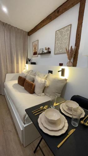 - une chambre avec un lit et une table avec des plaques de cuisson dans l'établissement Le nid des Carmes, à Toulouse