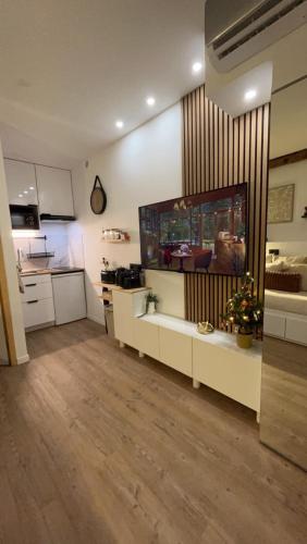 - une cuisine avec un grand aquarium au milieu d'une pièce dans l'établissement Le nid des Carmes, à Toulouse