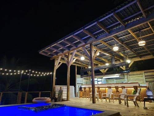 Bazén v ubytování Bamboo Lodge nebo v jeho okolí
