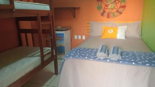 a bedroom with a bed with two bunk beds at Pousada Recanto Sapoti in Barreirinhas