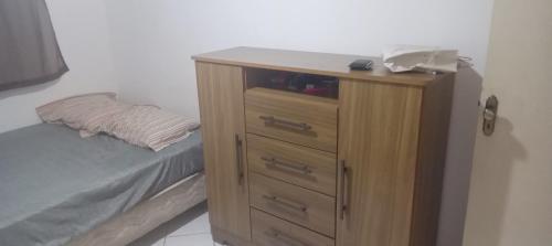 Ένα ή περισσότερα κρεβάτια σε δωμάτιο στο Ap do Dan