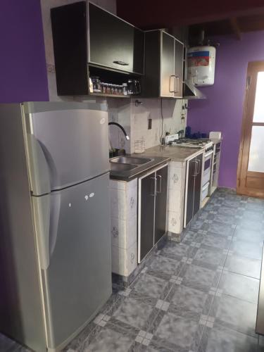 eine Küche mit Kühlschrank und Spüle in der Unterkunft Casa a 7 cuadras de la playa in Mar del Plata