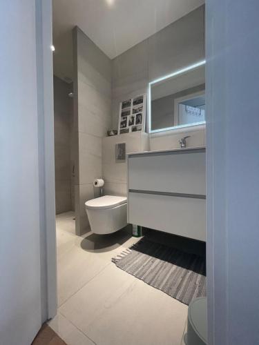 une salle de bain avec un lavabo blanc et des toilettes dans l'établissement Superbe studio pour congrés au coeur de Cannes, à Cannes