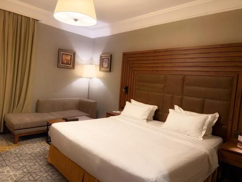 Un ou plusieurs lits dans un hébergement de l'établissement Crown Town Hotel