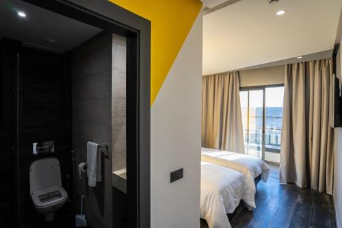 アガディールにあるHotel STAY INNのベッドと窓のあるホテルの部屋