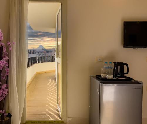 TV a/nebo společenská místnost v ubytování Pyramids Art View Inn