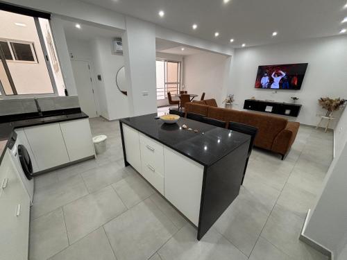 een grote woonkamer met een keuken en een zitkamer bij Urban Mindelo in Mindelo