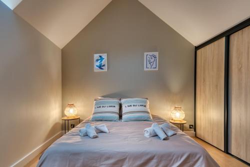une chambre avec un grand lit avec deux lampes dans l'établissement Ocean Blue, à Concarneau