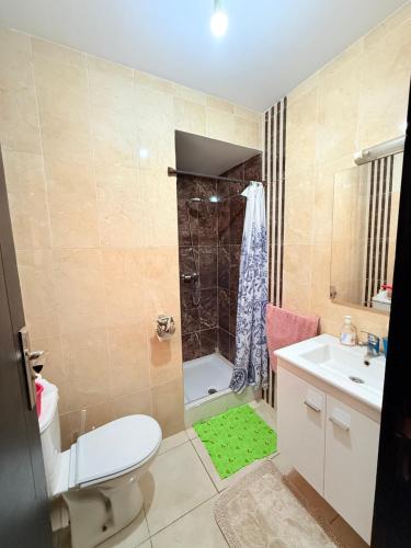 a bathroom with a toilet and a sink and a shower at Appartement en résidence privée in Marrakech