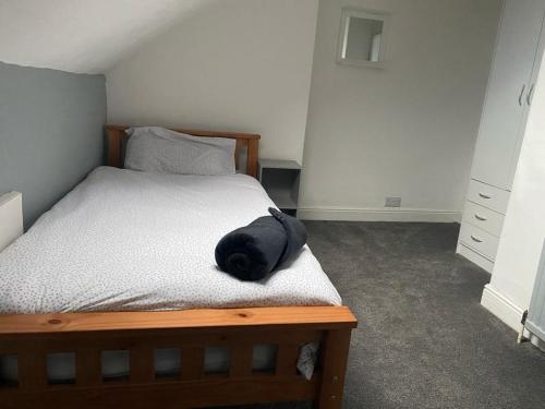 a bedroom with a bed with a wooden frame at Spacious 4 Bedroom Townhouse in Leeds