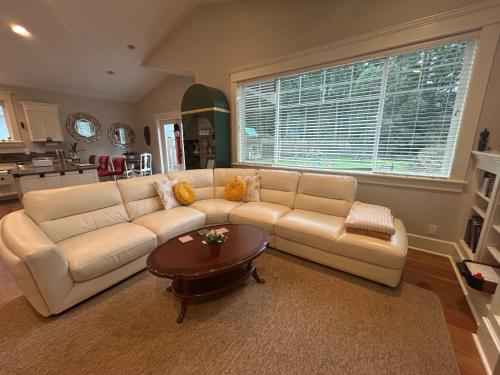 Posezení v ubytování Bright Spacious Entire Home with Kids Backyard Set