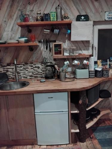 Una cocina o cocineta en Swiss Valley Cabin - WoodFired Hot Tub & Therapies