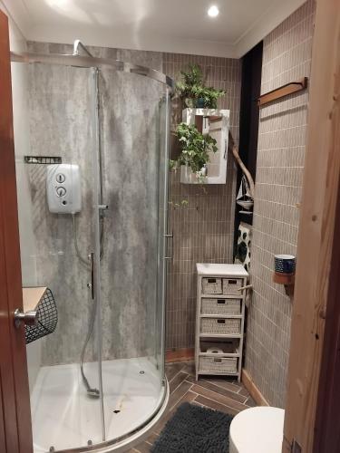 Un baño de Swiss Valley Cabin - WoodFired Hot Tub & Therapies