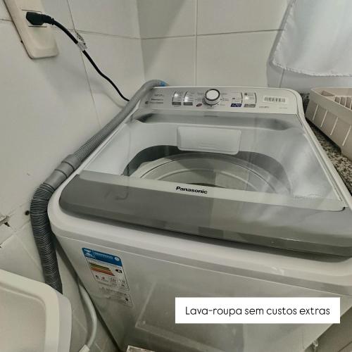 a washing machine in a room with a cord at Apto 01 Alpinia Tarumã - Ehouse Manaus in Manaus