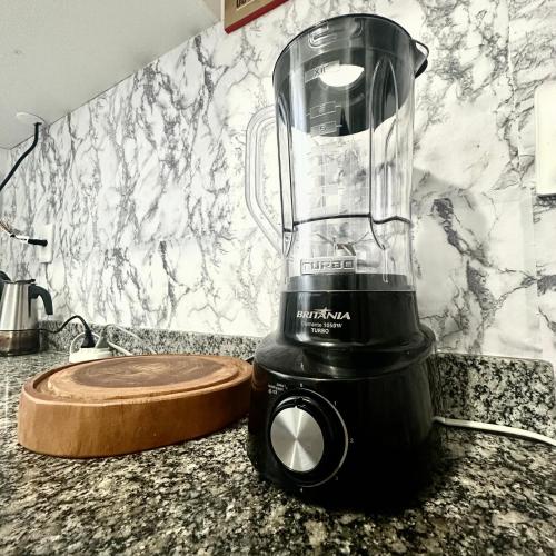 a blender sitting on top of a counter at Apto 01 Alpinia Tarumã - Ehouse Manaus in Manaus