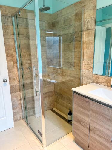 une salle de bain avec douche et lavabo dans l'établissement Seabatical Port Campbell, à Port Campbell