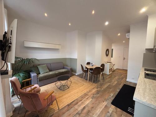 un salon avec un canapé et une table dans l'établissement Appartement 2 pièces hyper centre NICE PROCHE PLAGE, à Nice