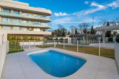 Newly Built 3 BDRM Luxury Apt Close to the Beach