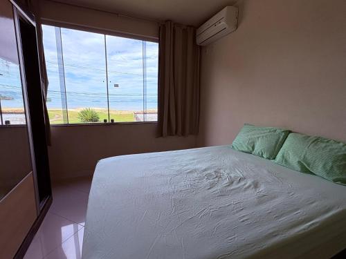 安格拉杜斯雷斯Adialas Tour Angra dos Reis!的一间卧室，里面有一张床和一扇大窗户。