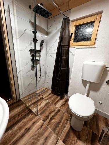 Un baño de Camp Danis plav