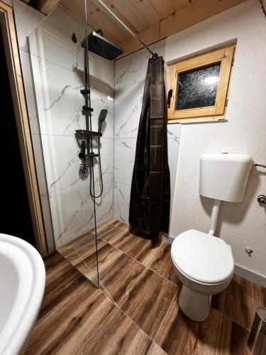 Un baño de Camp Danis plav