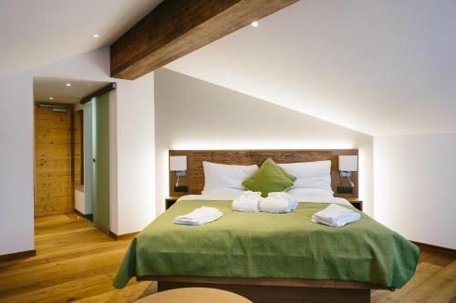 um quarto com uma cama com duas toalhas em Hotel & Restaurant Zum Schwarzen Bären em Andermatt