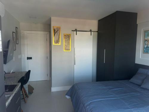 Postel nebo postele na pokoji v ubytování Studio Luxo em Itapuã