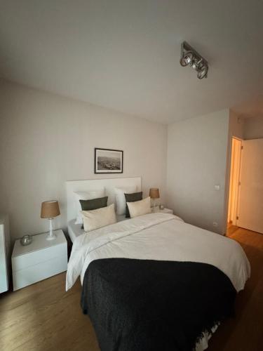 una camera da letto con un letto grande con una coperta nera di Le Refuge Historique WIFI - Parking - Confort a Bruxelles