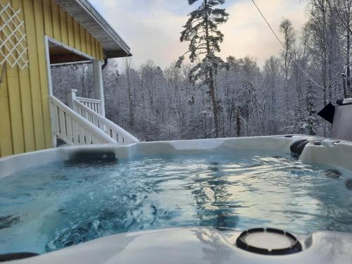 a jacuzzi tub in the backyard of a house at Okidoki huset med welness in Hagfors