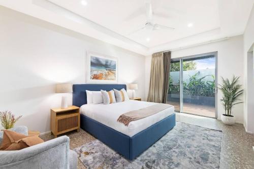 Ένα ή περισσότερα κρεβάτια σε δωμάτιο στο Lily Pad Retreat - A Luxe Poolside Parap Oasis