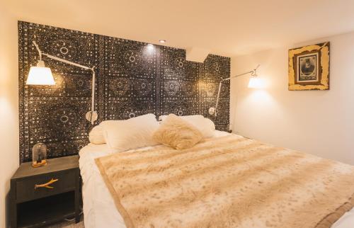 a bedroom with a bed with a black wall at L'Eveil - 65m2 - 6-8P - Centre Ville Cauterets in Cauterets