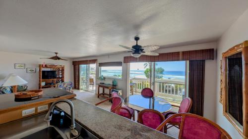 een keuken en eetkamer met uitzicht op de oceaan bij Seaside Retreat Condo in Kailua-Kona