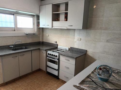 Η κουζίνα ή μικρή κουζίνα στο Duplex Punta Mogotes, Mar del Plata