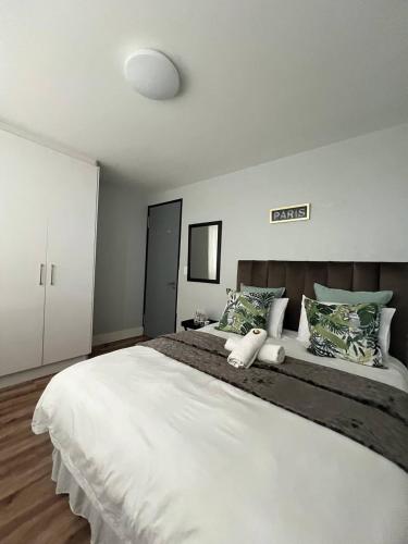 Emy's City Center Flat at 77 on Independenceにあるベッド