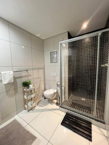 Emy's City Center Flat at 77 on Independenceにあるバスルーム