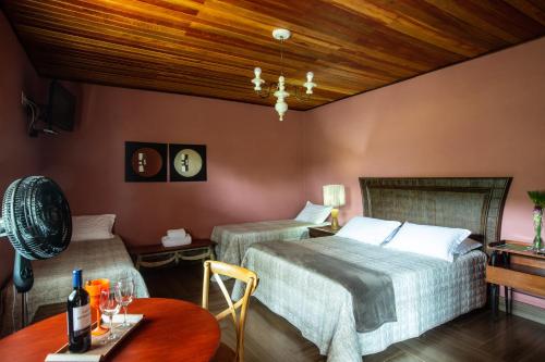 une chambre avec deux lits et une table avec une table sidx sidx sidx dans l'établissement Ecopousada Serra Verde, à Glaura
