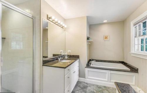 Φωτογραφία από το άλμπουμ του Cozy 5BR Home near Washington, DC σε Fairfax