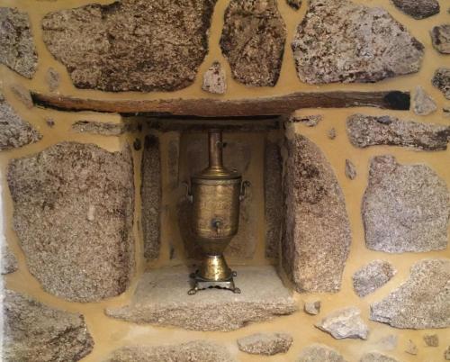 a small metal object in a stone wall with rocks at Moinhos do Pisão in Povoa Dao