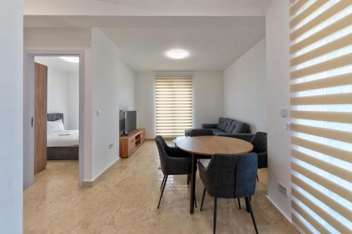 a living room with a table and chairs and a bed at Cozy apartment in Čajetina