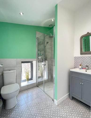 une salle de bain avec toilettes et douche en verre dans l'établissement Château Belvédère - Swimming pool, Vineyard & countryside, à Périssac
