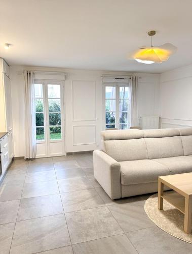 un salon avec un canapé et une table dans l'établissement Dream Of Disney, Appartement standing T3, à Serris