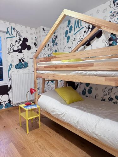 une chambre avec des lits superposés avec du papier peint Mickey Mouse dans l'établissement Dream Of Disney, Appartement standing T3, à Serris