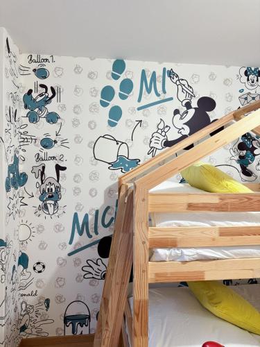 - une chambre avec une fresque murale sur souris dans l'établissement Dream Of Disney, Appartement standing T3, à Serris