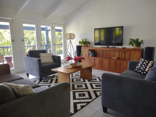 TV a/nebo společenská místnost v ubytování Beach front luxury spacious villa 2 bedroom