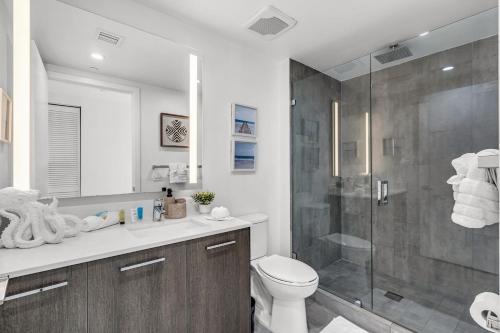 a bathroom with a shower and a toilet and a sink at Experience Miami Modern 2 Bed Near Biscayne Blvd in Miami