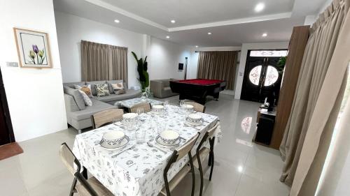 Posezení v ubytování Sunshine villa Near beach Private Pool