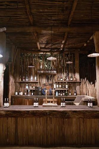 Lounge atau bar di CervecerIa Tulum Boutique Hotel & Beer Spa