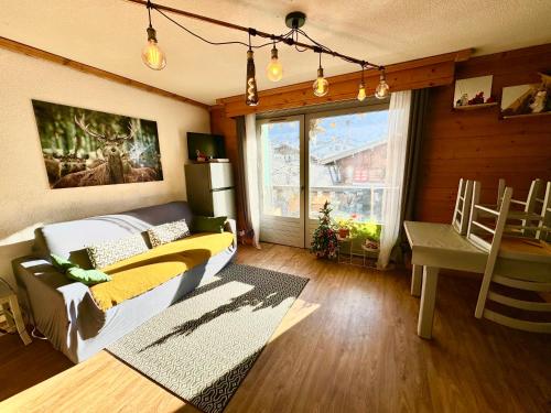 un salon avec un canapé et une table dans l'établissement Appartement vue Montblanc 5mn piste1, aux Houches
