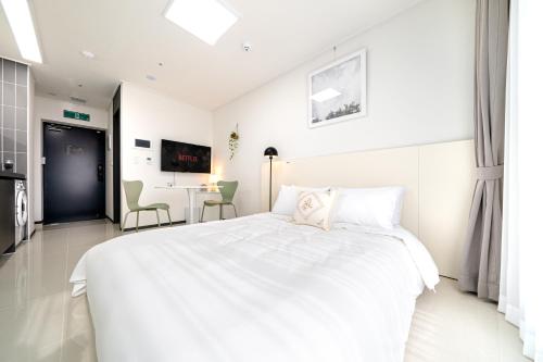 Ένα ή περισσότερα κρεβάτια σε δωμάτιο στο Urbanstay Busan Cityhall