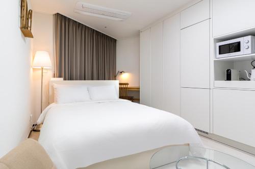 Ένα ή περισσότερα κρεβάτια σε δωμάτιο στο Urbanstay Busan Cityhall